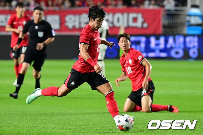 [OSEN=수원, 조은정 기자]로베르트 모레노 감독이 이끄는 대한민국 축구대표팀이 24일 수원월드컵경기장에서 에콰도르와 친선경기를 가졌다.이날 경기는 모레노 감독의 대한민국 축구대표팀 데뷔전으로 임시 감독의 계약 기간은 오는 11월 27일까지다. A매치 6경기를 치른 뒤 성적과 경기 내용을 바탕으로 계약 연장 여부가 결정된다.전반 대한민국 정승원이 패스를 하고 있다. 2026.09.24 /cej@osen.co.kr
