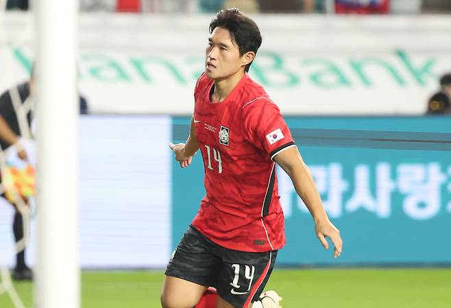 24일 경기도 수원월드컵경기장에서 열린 축구 국가대표팀 평가전 대한민국과 에콰도르의 경기. 한국 세 번째 골을 넣은 이동경이 기뻐하고 있다. 연합뉴스