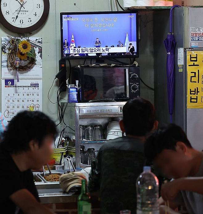 추석 명절을 앞두고 이재명 대통령의 기자회견이 열린 18일 대구 중구 번개시장에서 이 대통령의 발언이 송출되고 있다. 연합뉴스