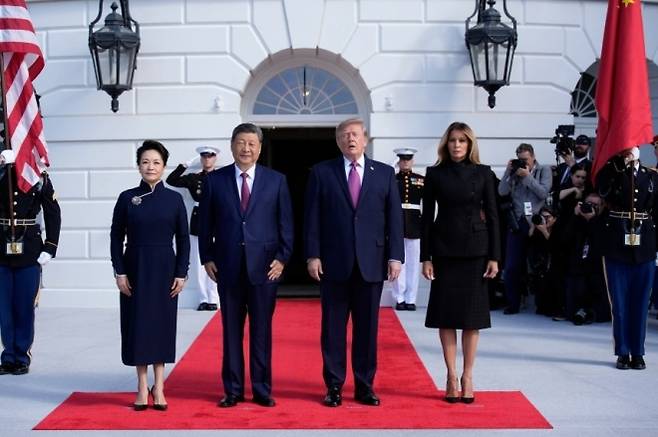도널드 트럼프 미국 대통령과 시진핑 중국 국가주석 부부가 24일 백악관 앞에서 기념 촬영을 하고 있다. /EPA 연합뉴스