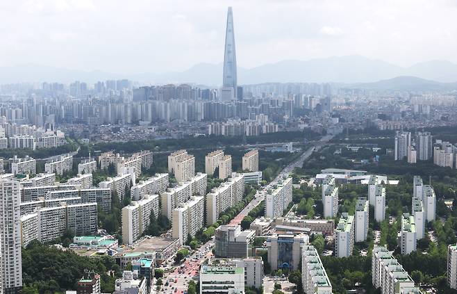 지난 7월 재건축을 앞두고 있는 아파트 단지를 포함한 강남 일대 전경. 연합뉴스