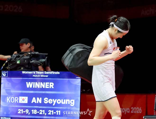안세영이 23일 일본 아이치현 이치노미야 시립체육관에서 열린 2026 아이치·나고야 아시안게임 배드민턴 여자 단체전 준결승 1단식에서 일본 야마구치와 3게임까지 가는 접전에서 승리한 후 환호하고 있다. 2026.09.23. /사진=강영조 cameratalks@