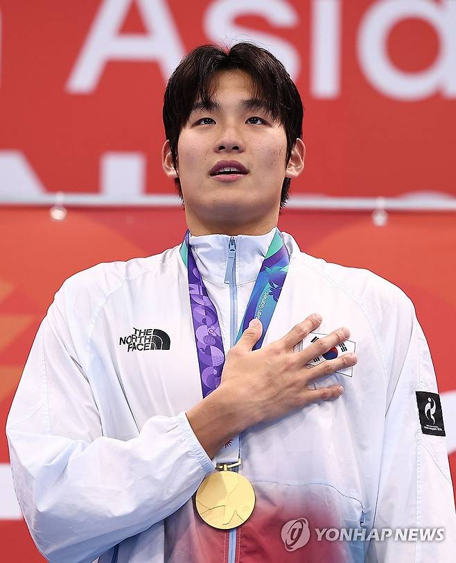 김영범 금메달 사나이 (도쿄=연합뉴스) 윤동진 기자 = 21일 도쿄 아쿠아틱스 센터에서 열린 2026 아이치·나고야 아시안게임 수영 남자 50m 개인 자유형 결승에서 금메달을 획득한 김영범이 시상대에 올라 국기에 경례를 하고 있다. 2026.9.21 mon@yna.co.kr