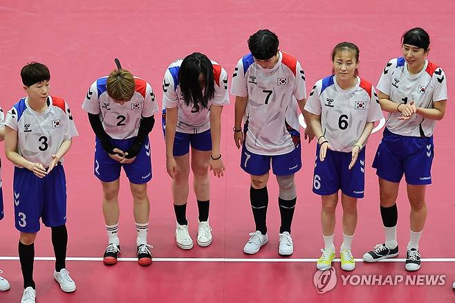 관중에 인사하는 세팍타크로 여자 대표팀 (나고야=연합뉴스) 서대연 기자 = 25일 일본 나고야 미즈호 공원 체육관에서 열린 2026 아이치·나고야 아시안게임 세팍타크로 여자 팀 레구 결승 대한민국과 태국의 경기. 
    태국에 패하며 은메달을 획득한 대한민국 선수들이 관중에 인사하고 있다. 오른쪽에서 두 번째가 이민주. 2026.9.25 dwise@yna.co.kr