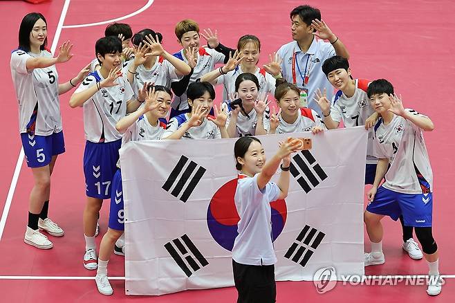 다 함께 (나고야=연합뉴스) 서대연 기자 = 25일 일본 나고야 미즈호 공원 체육관에서 열린 2026 아이치·나고야 아시안게임 세팍타크로 여자 팀 레구 결승 대한민국과 태국의 경기. 
    태국에 패하며 은메달을 획득한 대한민국 선수들이 태극기를 들고 기념사진을 찍고 있다. 2026.9.25 dwise@yna.co.kr