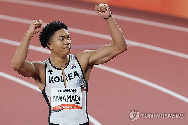 나마디 조엘진 조 1위 (나고야=연합뉴스) 이동해 기자 = 25일 일본 나고야 미즈호 공원 육상경기장에서 열린 2026 아이치·나고야 아시안게임 육상 남자 100ｍ 준결승에서 한국 나마디 조엘진이 결승선을 통과한 뒤 기뻐하고 있다. 2026.9.25 eastsea@yna.co.kr