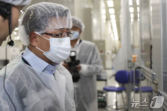 김성환 기후에너지환경부 장관이 대전 유성구 태양광기업공동활용연구센터를 방문, 태양광 초격차 기술개발 현장을 살피고 있다. (기후에너지환경부 제공. 재판매 및 DB 금지) 2026.9.21 ⓒ 뉴스1