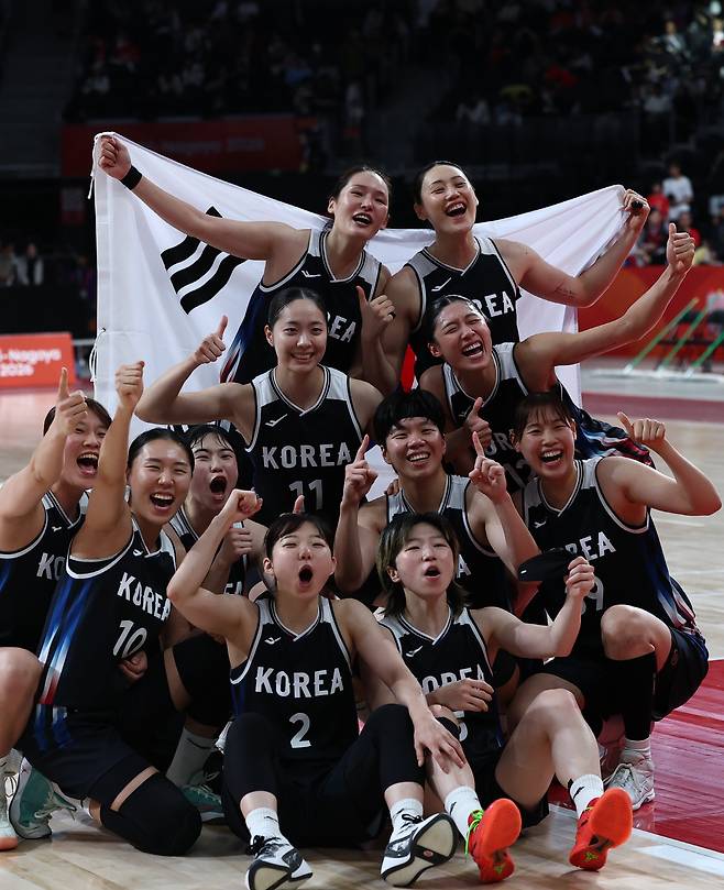 한국 여자 농구, 12년만에 아시안게임 금메달

    (나고야=연합뉴스) 윤동진 기자 = 26일 일본 나고야 아이치 인터내셔널 아레나에서 열린 2026 아이치·나고야 아시안게임 여자 농구 한국 대 일본 결승. 승리를 거둔 대한민국 선수들이 환호하고 있다. 2026.9.26