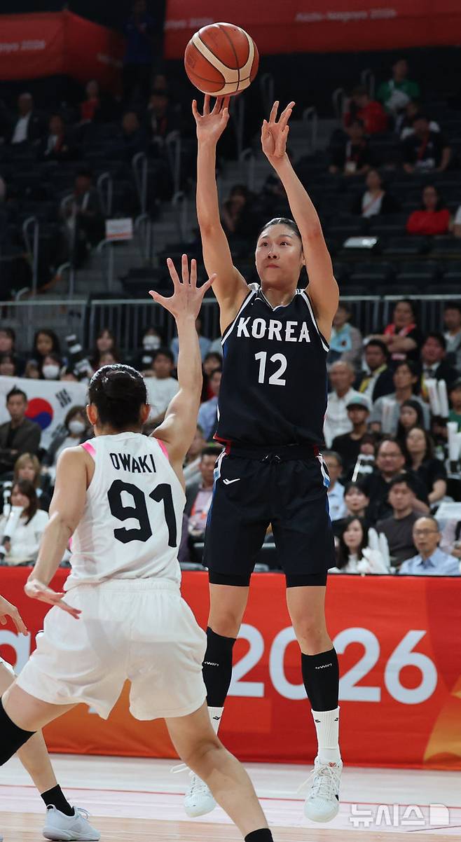 [나고야(일본)=뉴시스] 김금보 기자 = 26일 오후(현지 시간) 일본 아이치현 나고야시에서 열린 2026 아이치·나고야 아시안게임 여자 농구 결승 한국과 일본의 경기, 1쿼터 한국 이해란이 3점슛을 하고 있다. 2026.09.26. kgb@newsis.com