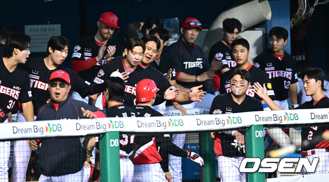 KIA 선수들이 승리를 자축하고 있다./OSEN DB