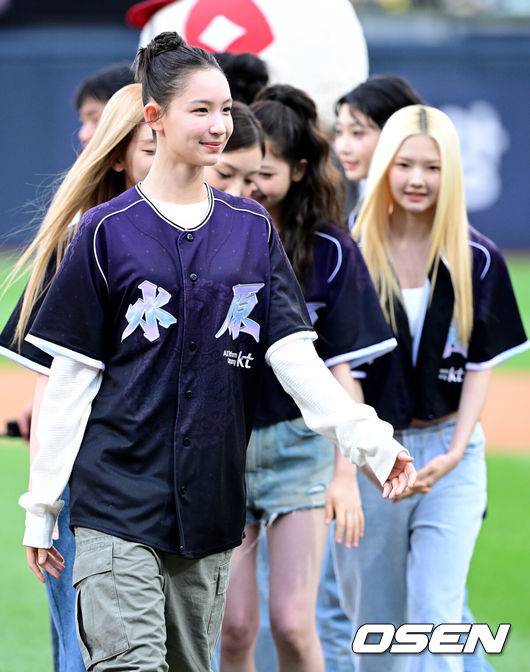 [OSEN=수원, 최규한 기자] 26일 경기도 수원 KT위즈파크에서 ‘2026 신한 SOL Bank KBO리그’ KT 위즈와 키움 히어로즈의 경기가 열렸다.이날 경기 시구와 시타는 걸그룹 튜이드(TUIDE)가 맡았다. 튜이드는 지난달 24일 미니 1집 ‘튠 앤 플레이’(TUNE & PLAY)로 데뷔했다.경기장에 함께 온 튜이드 이하늬를 비롯한 멤버들이 그라운드를 나서고 있다. 2026.09.26 / dreamer@osen.co.kr