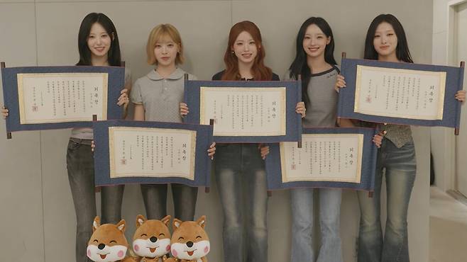 지난 6월 경주시 홍보대사로 위촉된 아이돌 그룹 리센느. 왼쪽부터 리브, 메이, 제나, 원이, 미나미. 유튜브 채널 ‘경주시 Gyeongjucity’ 캡처