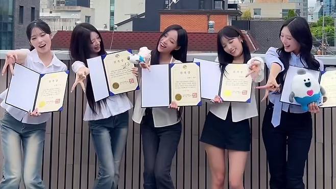 지난 5월 거제시 공식 홍보대사로 선정된 리센느. 왼쪽부터 리브, 제나, 원이, 메이, 미나미. 인스타그램 계정 ‘bigheart_geoje’ 캡처