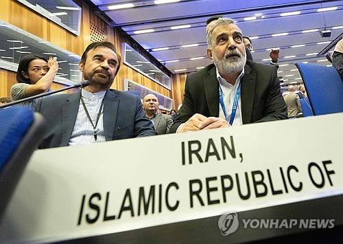 2026년 9월 14일 오스트리아 빈의 국제원자력기구(IAEA) 본부에서 열린 이사회에 레자 나자피 빈 주재 유엔 이란 대사(왼쪽)와 베흐루즈 카말반디 이란 원자력청 대변인(오른쪽)이 참석했다. [AFP 연합뉴스. 재판매 및 DB 금지]