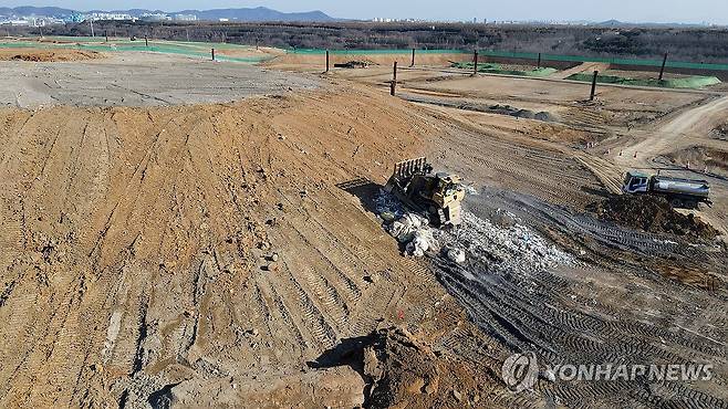 한산한 수도권매립지 수도권 생활폐기물 직매립 금지가 본격적으로 시행된 지난 1월 2일 오전 인천 서구 수도권매립지가 한산하다. [연합뉴스 자료사진]
