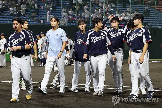 야구 한일전 0-5 패 (도요하시[일본]=연합뉴스) 임화영 기자 = 25일 일본 아이치현 도요하시 시민구장에서 열린 2026 아이치·나고야 아시안게임 야구 슈퍼라운드 한국과 일본의 경기에서 0-5로 패한 한국 선수들이 아쉬운 표정을 보이고 있다. 2026.9.25 hwayoung7@yna.co.kr
