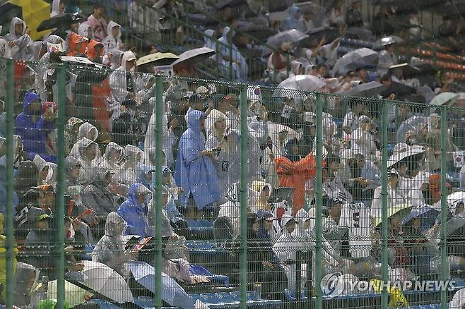 우중 야구 응원 (도요하시[일본]=연합뉴스) 이동해 기자 = 26일 일본 아이치현 도요하시 시민구장에서 열린 2026 아이치·나고야 아시안게임 야구 슈퍼라운드 대한민국과 중국의 경기에서 관중들이 비를 맞으며 응원을 펼치고 있다. 2026.9.26 eastsea@yna.co.kr