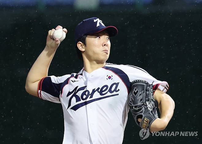 7회초에도 마운드에 오른 선발투수 최민석 (도요하시[일본]=연합뉴스) 이동해 기자 = 26일 일본 아이치현 도요하시 시민구장에서 열린 2026 아이치·나고야 아시안게임 야구 슈퍼라운드 대한민국과 중국의 경기.
   7회초에도 마운드 오른 대한민국 선발투수 최민석이 역투하고 있다. 2026.9.26 eastsea@yna.co.kr
