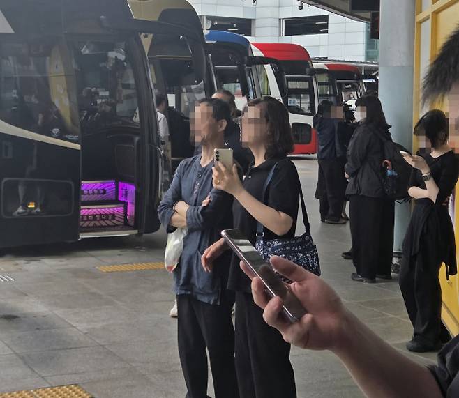 추석 연휴 이튿날인 27일 오전 10시께 전남광주 서구 광천동 광주종합버스터미널 내 버스 승차장에서 한 부모가 버스에 탑승한 자녀를 애틋하게 바라보고 있다. /임지섭 기자 ljs@namdonews.com