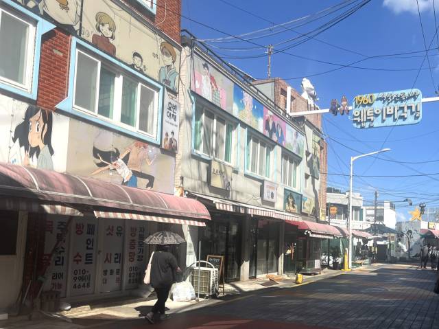 지난 22일 부산 동구 범일동 성북시장 웹툰 이바구길에 방문객이 없어 거리가 텅 비어 있다.