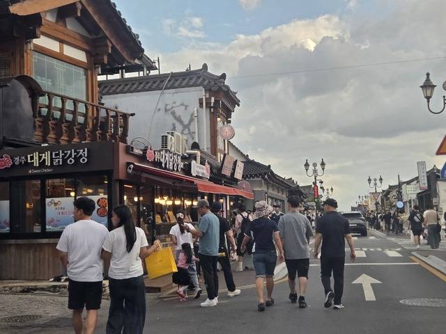 경주 황리단길이 추석 연휴를 맞은 방문객들로 붐비고 있다. 강시일 기자