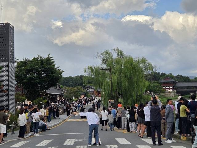 추석 연휴를 맞아 경주 교촌마을을 찾은 관광객들로 거리가 북적거리고 있다. 강시일 기자