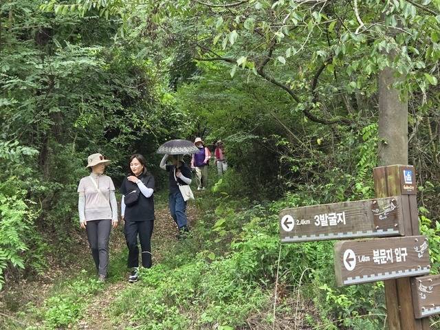 추석 연휴를 맞아 경주보문단지와 잇닿아 있는 명활산성을 답사하고 있는 방문객들. 강시일 기자