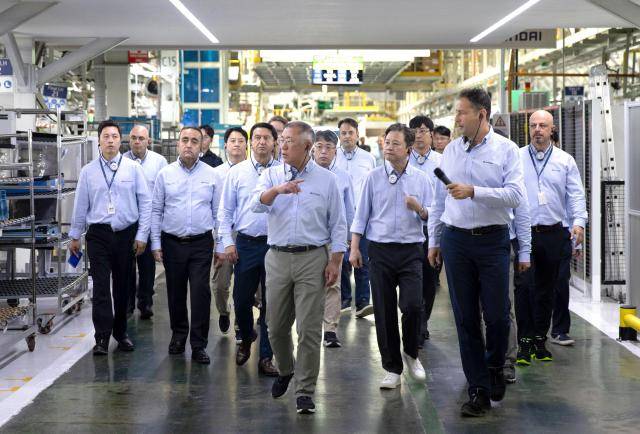 정의선 회장이 지난 7월 현대차 튀르키예 공장 임직원들과 함께 생산 라인을 점검하는 모습.[사진=현대차]
