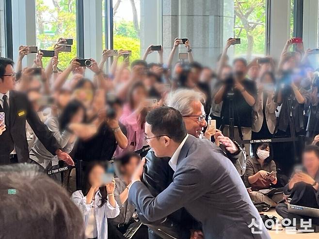 젠슨 황 엔비디아 CEO(왼쪽)와 구광모 LG 회장(오른쪽)이 지난 6월 서울 여의도 LG트윈타워에서 회동해 인사를 나누고 있다. [사진=이명학 기자]