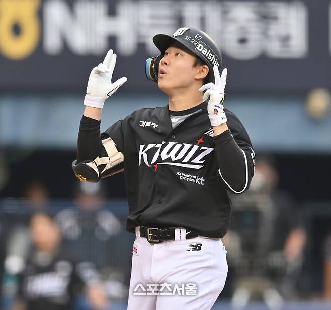 KT 최원준이 16일 서울 잠실구장에서 열린 2026 KBO리그 LG전 2회초 2사1·3루 우월홈런을 날린 후 세리머니를 하고 있다. 잠실 | 최승섭 기자 thunder@sportsseoul.com