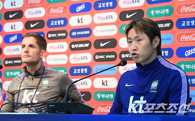 우루과이와의 평가전을 하루 앞둔 27일 대한민국 축구대표팀이 서울월드컵경기장에서 훈련을 가졌다. 모레노 감독과 이강인이 훈련 전 펼쳐진 기자회견에서 질문에 답하고 있다. 상암=허상욱 기자wook@sportschosun.com/2026.09.27/