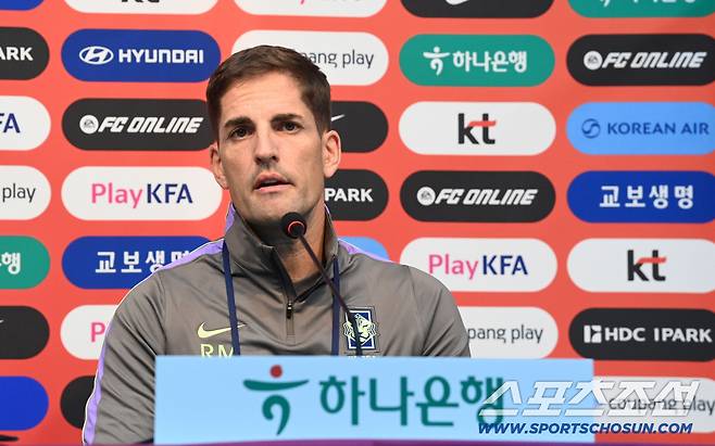 우루과이와의 평가전을 하루 앞둔 27일 대한민국 축구대표팀이 서울월드컵경기장에서 훈련을 가졌다. 모레노 감독이 훈련 전 펼쳐진 기자회견에서 질문에 답하고 있다. 상암=허상욱 기자wook@sportschosun.com/2026.09.27/