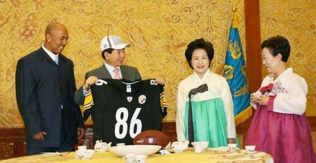 2006년 4월 노무현 대통령은 청와대에서 방한중인 미국프로풋볼(NFL) 슈퍼볼 최우수선수(MVP) 하인스 워드 모자와 오찬을 함께 했다. 한국의 대통령은 '워드는 효의 교과서'라고 표현해 큰 화제가 됐다. / 노무현 사료관