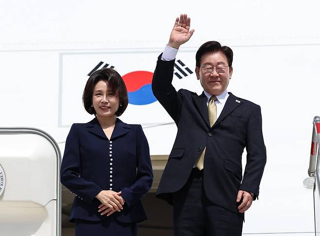 멕시코 국빈방문 일정을 마친 이재명 대통령과 김혜경 여사가 26일(현지시간) 멕시코 펠리페 앙헬레스 국제공항에서 환송객들에게 인사를 하고 있다. 2026.9.27/뉴스1