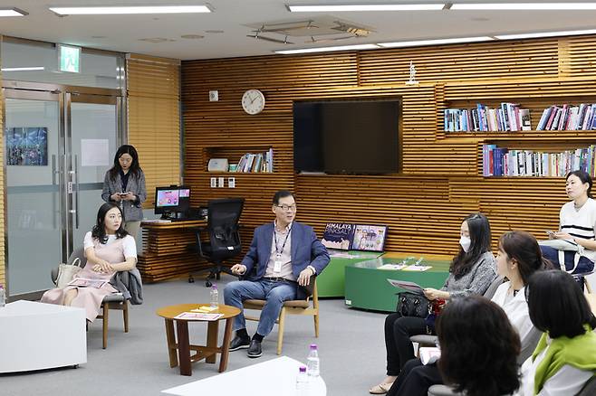 학부모 모니터링단의 의견을 청취하는 이정구 관장.