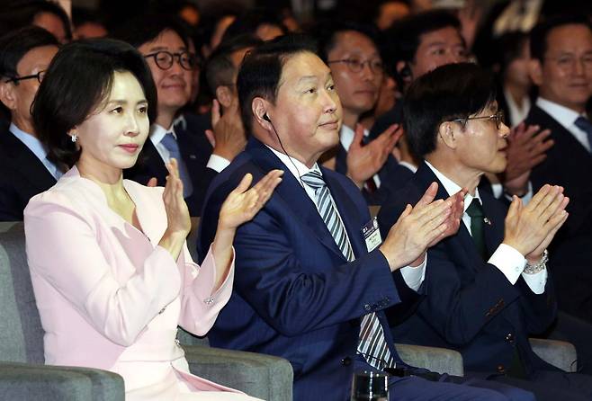 최태원(앞줄 가운데) 대한상공회의소 회장이 25일 멕시코 멕시코시티 세계무역센터(WTC)에서 열린 한-멕시코 비즈니스 포럼에서 박수를 치고 있다. 왼쪽부터 김혜경 여사, 최태원 대한상공회의소 회장, 김정관 산업통상부 장관. 멕시코시티=뉴시스