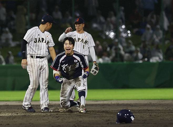 27일 일본 아이치현 도요하시 시민구장에서 열린 2026 아이치·나고야 아시안게임 결승 한국과 일본의 경기. 8회초 선두타자 한국 김지찬이 2루타를 친 뒤 기뻐하고 있다. 연합뉴스