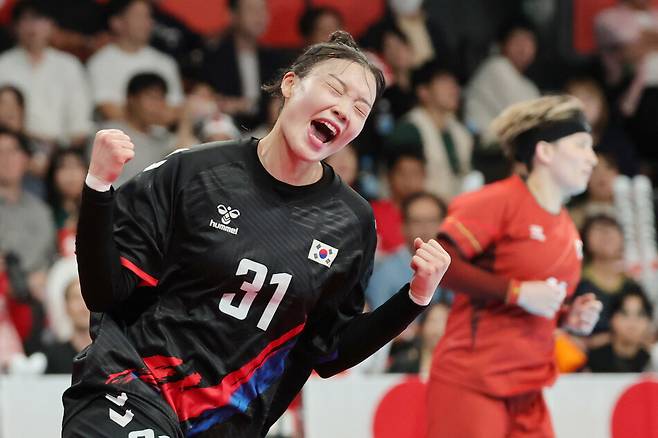 한국 김보은이 27일 일본 아이치현 이나자와 엔트리오에서 열린 2026 아이치·나고야 아시안게임 여자 핸드볼 라운드로빈 최종전 대한민국과 일본의 경기에서 슛을 성공시킨 뒤 환호하고 있다. 연합뉴스