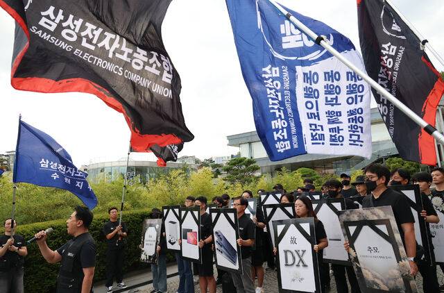 삼성전자 완제품(DX) 부문 중심으로 구성된 삼성전자노동조합동행(동행노조) 조합원들이 지난 18일 서울 용산구 이재용 삼성전자 회장 자택 앞에서 보상 격차 해소를 촉구하는 집회를 열고 구호를 외치고 있다. 연합뉴스