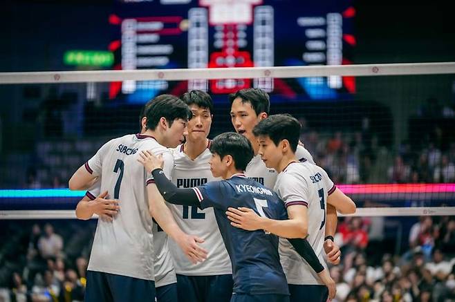 [서울=뉴시스] 남자배구 대표팀이 13일 일본 후쿠오카현 기타큐슈시 기타큐슈시립종합체육관에서 열린 2026 아시아남자배구선수권대회 3~4위 결정전에서 호주를 상대로 득점을 낸 뒤 기뻐하고 있다. (사진=FIVB 공식 홈페이지) 2026.09.13. *재판매 및 DB 금지