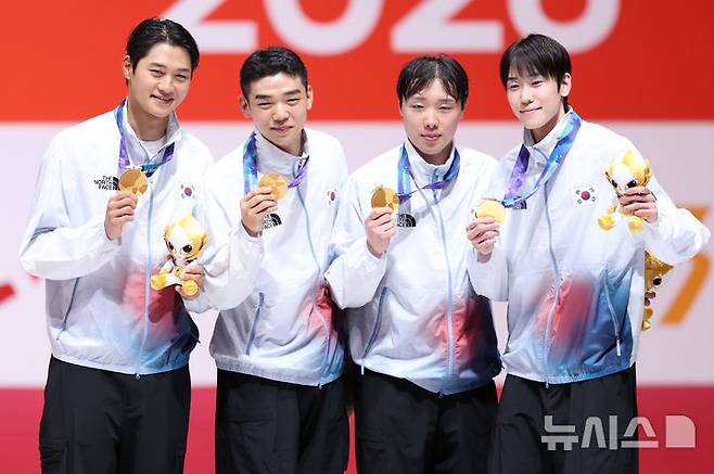 [도코나메(일본)=뉴시스] 황준선 기자 = 26일(현지시간) 일본 아이치현 도코나메시 아이치 스카이 엑스포에서 열린 2026 아이치·나고야 아시안게임 펜싱 사브르 남자 단체 결승전 시상식에서 금메달을 차지한 대한민국 선수들이 기념촬영 하고 있다. 2026.09.26. hwang@newsis.com