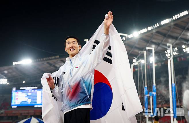 [나고야(일본)=뉴시스] 김금보 기자 = 27일 오후(현지 시간) 일본 아이치현 나고야시 미즈호 파크 육상경기장에서 열린 2026 아이치·나고야 아시안게임 육상 남자 높이뛰기 결승, 한국 우상혁이 2.22m  기록으로 동매달을 확정 지은 뒤 세리머니를 하고 있다. 2026.09.27. kgb@newsis.com