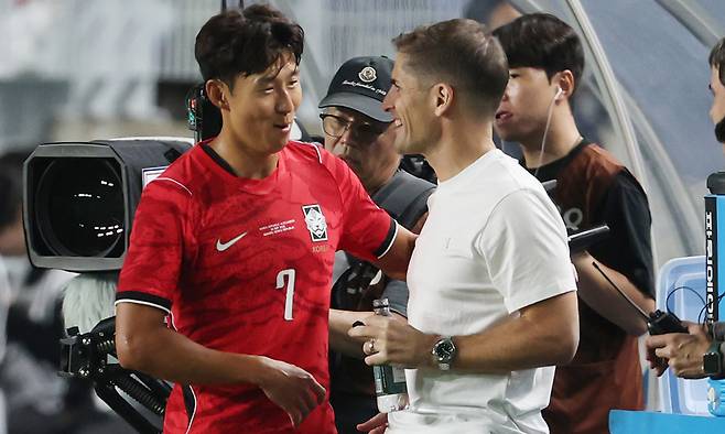 로베르토 모레노(오른쪽) 한국 축구 국가대표팀 감독이 지난 24일 경기도 수원월드컵경기장에서 열린 에콰도르와 평가전에서 교체돼 벤치로 들어오는 손흥민을 환하게 웃으며 맞이하고 있다. 수원=뉴시스