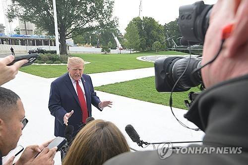 기자들 질문에 답하는 트럼프 대통령  [AP=연합뉴스. 재판매 및 DB 금지]