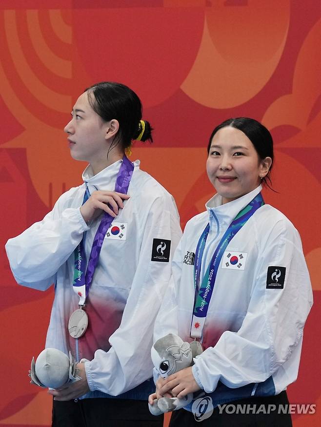 은메달을 목에 건 김수지(오른쪽)와 김나현 [AP=연합뉴스]