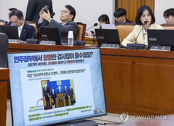 중수청장 후보자 검증 관련 질의 (서울=연합뉴스) 황광모 기자 = 조국혁신당 박은정 의원이 지난 16일 국회에서 열린 법제사법위원회 전체 회의에서 김지용 초대 중대범죄수사청장 후보자의 검증과 관련해 윤호중 행정안전부 장관에게 질의하고 있다. 2026.9.16 hkmpooh@yna.co.kr