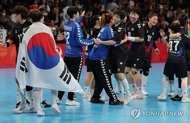 여자 핸드볼, 일본 꺾고 금메달 (이나자와[일본]=연합뉴스) 서대연 기자 = 27일 일본 아이치현 이나자와 엔트리오에서 열린 2026 아이치·나고야 아시안게임 여자 핸드볼 풀리그 최종전 대한민국과 일본의 경기.
    승리를 거두며 금메달을 확정지은 대한민국 선수들이 기뻐하고 있다. 2026.9.27 dwise@yna.co.kr