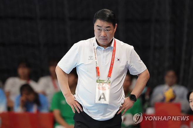 경기 지켜보는 이계청 감독 (이나자와[일본]=연합뉴스) 서대연 기자 = 27일 일본 아이치현 이나자와 엔트리오에서 열린 2026 아이치·나고야 아시안게임 여자 핸드볼 풀리그 최종전 대한민국과 일본의 경기.
    한국 이계청 감독이 경기를 지켜보고 있다.  2026.9.27 dwise@yna.co.kr