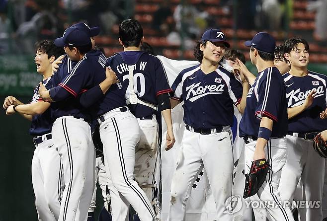한국 야구 AG 5회 연속 금메달 (도요하시[일본]=연합뉴스) 김동민 기자 = 27일 일본 아이치현 도요하시 시민구장에서 열린 2026 아이치·나고야 아시안게임 결승 한국과 일본의 경기. 승리한 한국 선수들이 기뻐하고 있다. 2026.9.27 image@yna.co.kr