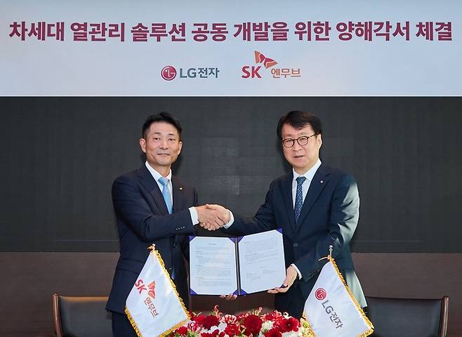 김원기 SK엔무브 사장(왼쪽)과 이재성 LG전자 ES사업본부장 사장이 지난 21일 서울 종로구 SK서린빌딩에서 ‘가전ㆍ상업ㆍ산업용 신규 냉매, 냉동기유 및 액침냉각 기술 공동 선행 개발’ 업무협약(MOU)을 체결한 뒤 기념사진을 촬영하고 있다. /사진: SK이노베이션 제공